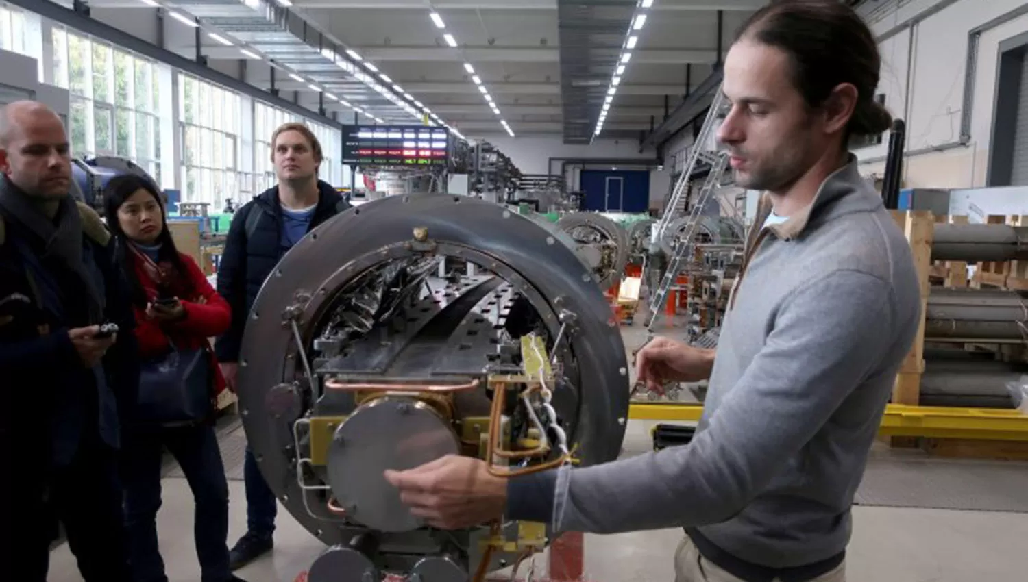  La construcción del NICA (Nuclotron based Ion Collider Facility) en el Instituto Conjunto de Investigación Nuclear (JINR) comenzó en 2013.