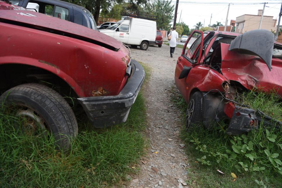 COMISARÍA 10. Los peatones circulan a través de los autos secuestrados. 