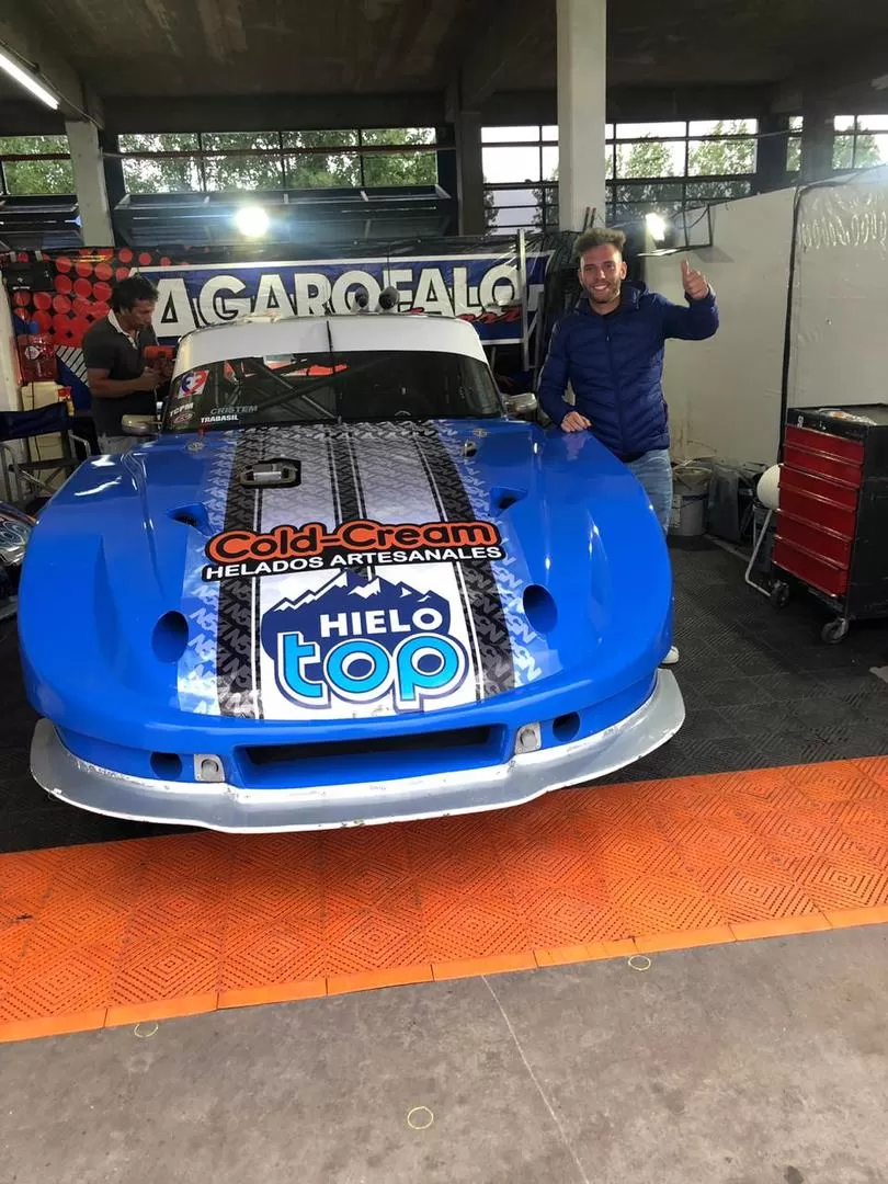 EN BOXES. Olaz y el Ford Falcon en el que competirá por primera vez. FOTO EQUIPO GARÓFALO 