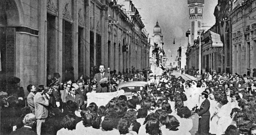 HOMENAJE A JAIMES FREYRE. En 1939, habla Alfredo Coviello al descubrirse una placa en la casa de 25 de Mayo 397, donde residió el poeta 