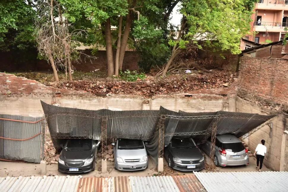 DESTRUIDO. Se vino abajo el tinglado de la cochera de un edificio de Chacabuco al 200 y daño los autos. fotos enviadas a la gaceta en whatsapp