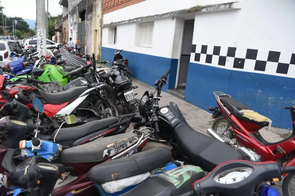 AMONTONADAS. Las filas de motos forman parte del “paisaje urbano” en la zona de la seccional 3ª. la gaceta / fotos de diego aráoz (archivo)