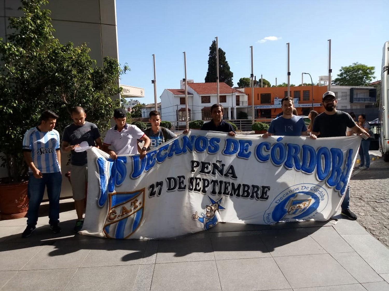 EN CÓRDOBA. Hinchas Decanos se acercaron al hotel para alentar al equipo antes de partir al estadio.