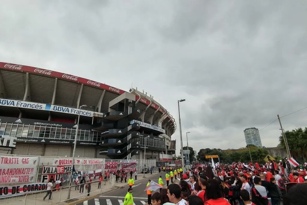 Se abrieron las puertas del Monumental y una multitud de hinchas de River comenzó a ingresar