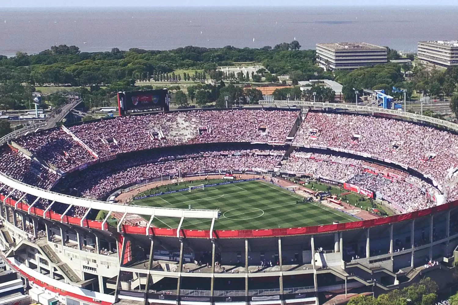 ESTADIO MONUMENTAL. Clausurado.