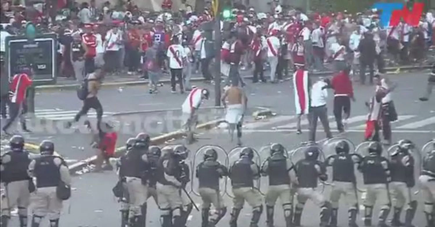 ENFRENTAMIENTOS DE HINCHAS CON LA POLICÍA EN LAS INMEDIACIONES DEL ESTADIO