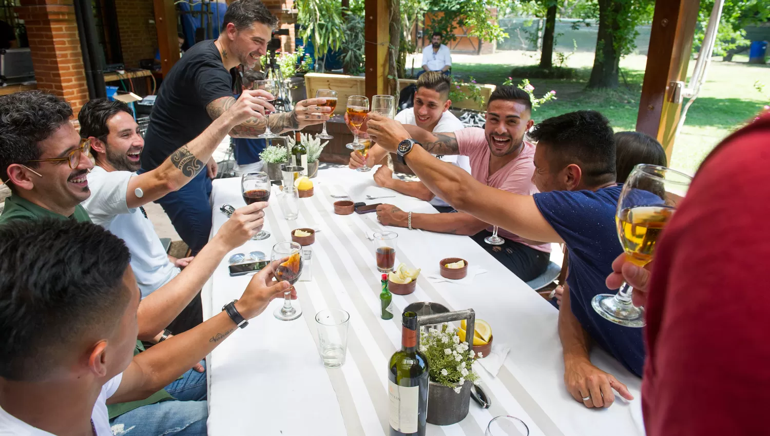 ASADO CLÁSICO. Tomás Cuello, Christian Lucchetti, Juan Jaime, Rodrigo Moreira y Gervasio Núñez compartieron un asado con LA GACETA.