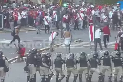 Luego de la suspensión: corridas y balas de goma en las afueras del Monumental