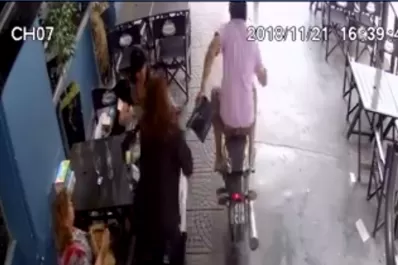 Estaba en un bar, se acercó un motochorro y la arrastró para quitarle la cartera
