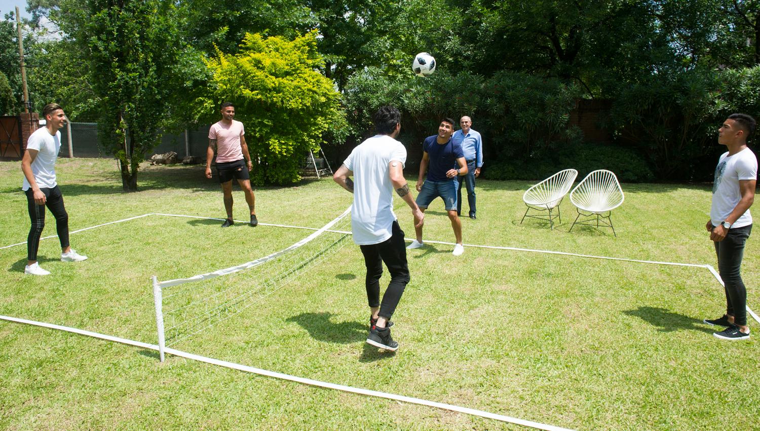 FÚTBOL TENIS. Atlético y San Martín se enfrentaron por tres puntos.