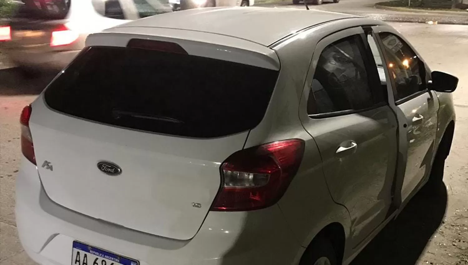 UNO DE LOS AUTOS ROBADOS Y ENCONTRADOS POR LA POLICÍA