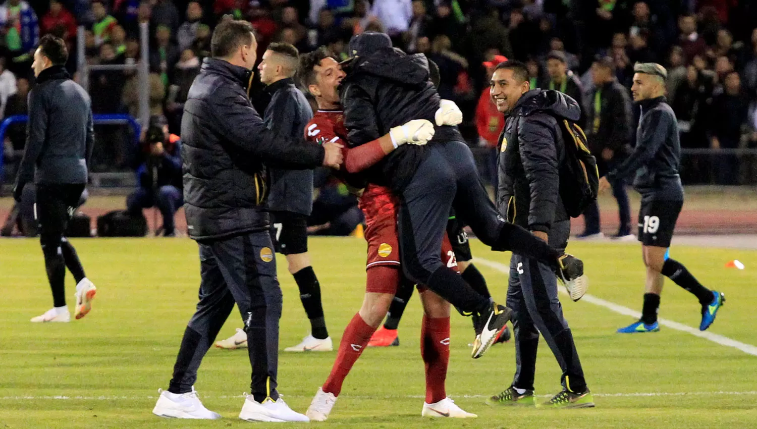 EL ABRAZO. El arquero Servio festeja junto a Maradona la obtención de la clasificación.