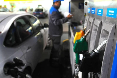 Analizan la baja del precio del combustible