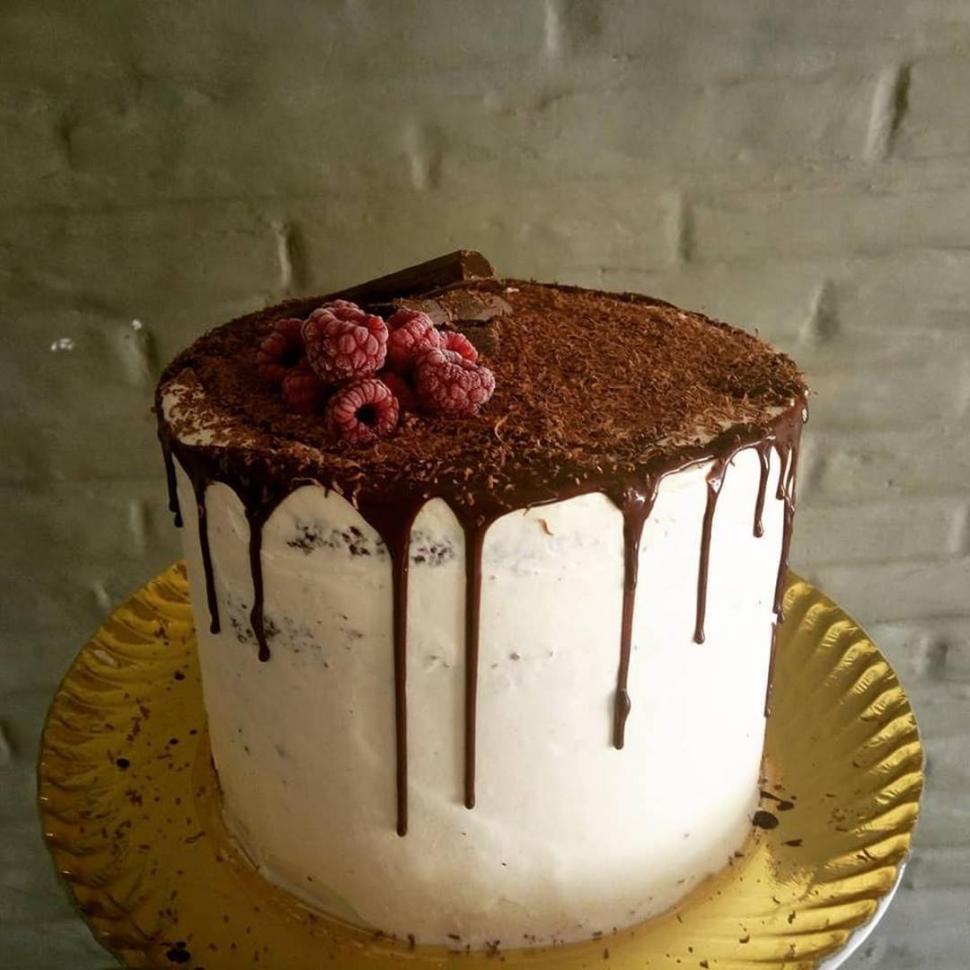 DRIP CAKE. La cobertura se desliza por las paredes del pastel altísimo (de Paula Capuano). Gentileza Paula Capuano.- 