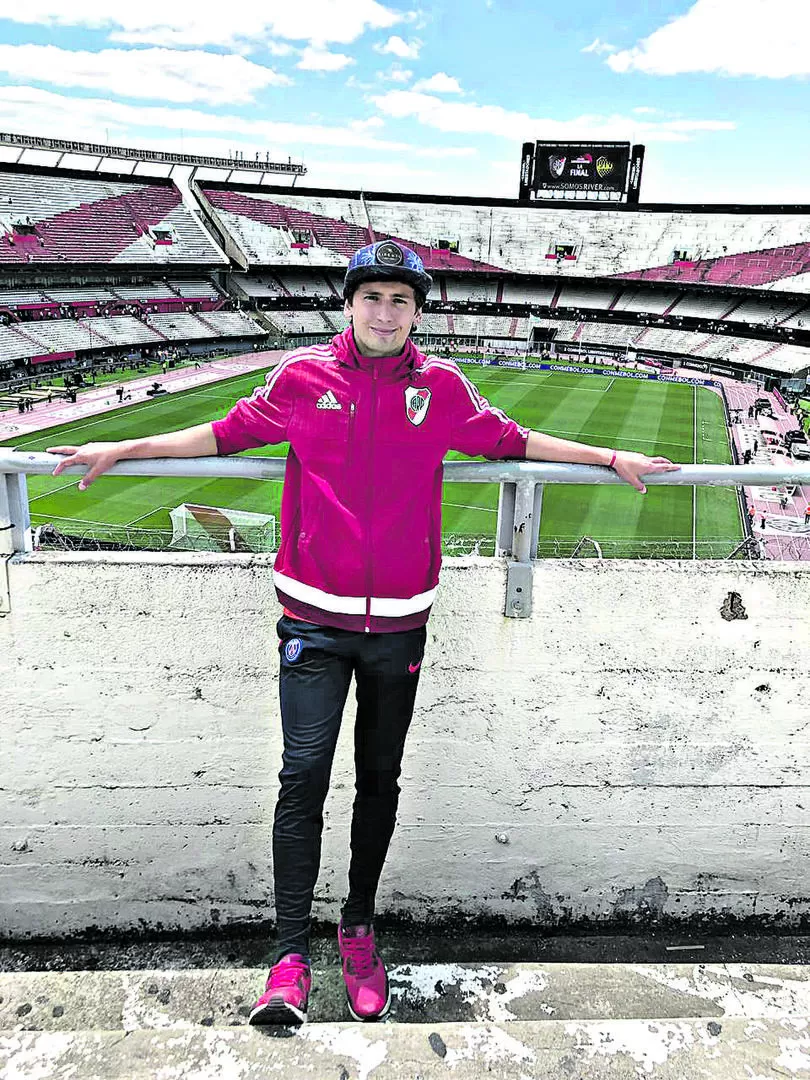 EN LA “CENTENARIO”. Apenas llegado a la tribuna, “Joa” goza en el estadio. foto de joaquín rodríguez 