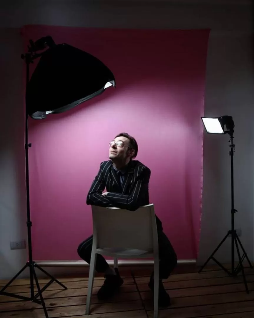 EL ARTISTA Y SU ELEMENTO. Patricio García compone con la computadora. Gentileza Patricio García.- 