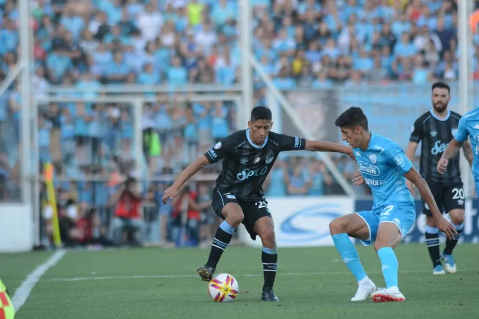 ES SUYA. Aliendro maneja la pelota durante el partido contra Belgrano. El volante tuvo una noche perfecta y ahora pasará el resto del fin de semana junto con sus familiares en Buenos Aires.  foto de ariel carreras (especial para la gaceta)