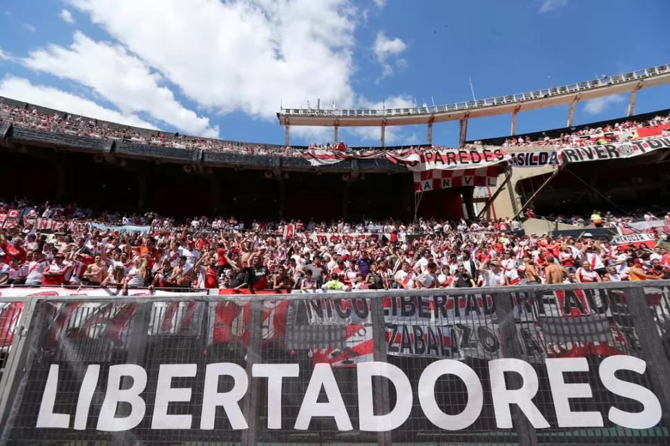 LARGA ESPERA. Los hinchas “millonarios” se iban enterando de lo que pasaba mediante lo que se publicaba en las redes sociales o lo que anunciaba la voz del estadio. Reuters