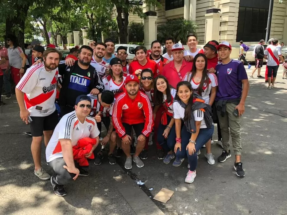 FELICES. Algunos por primera vez, otros como siempre, viajaron a alentar.  