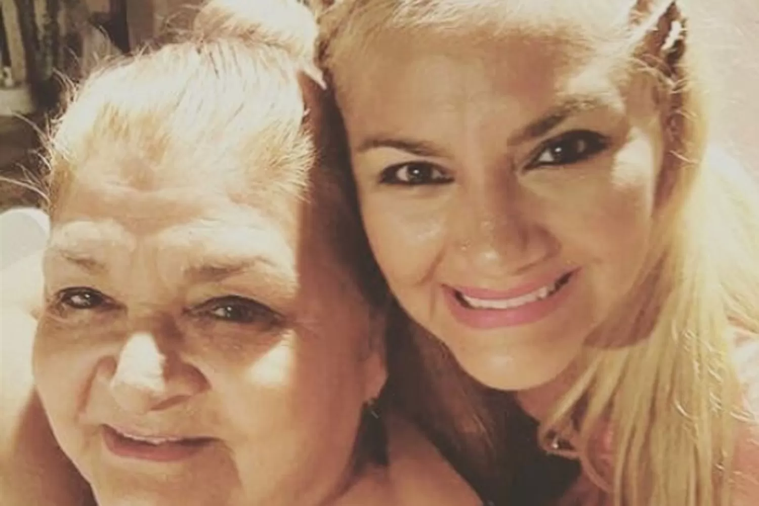 Gladys junto a su madre.