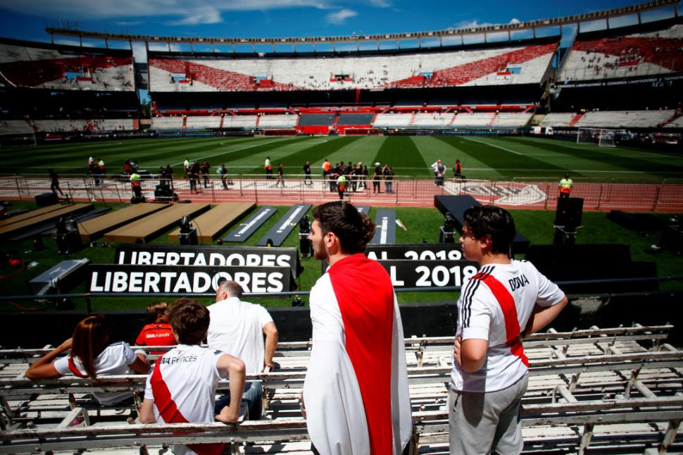 NO LO PUEDEN CREER. Los hinchas que llegaron al Monumental pasado el mediodía recibieron con incredulidad y bronca la noticia de la voz del estadio acerca de la nueva postergación de la Súperfinal. reuters