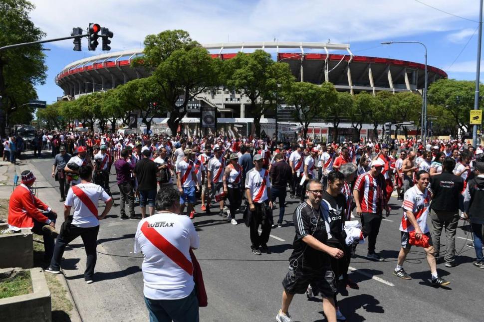 OTRA VEZ. Los hinchas retirándose del Monumental, esta vez sin disturbios. telam