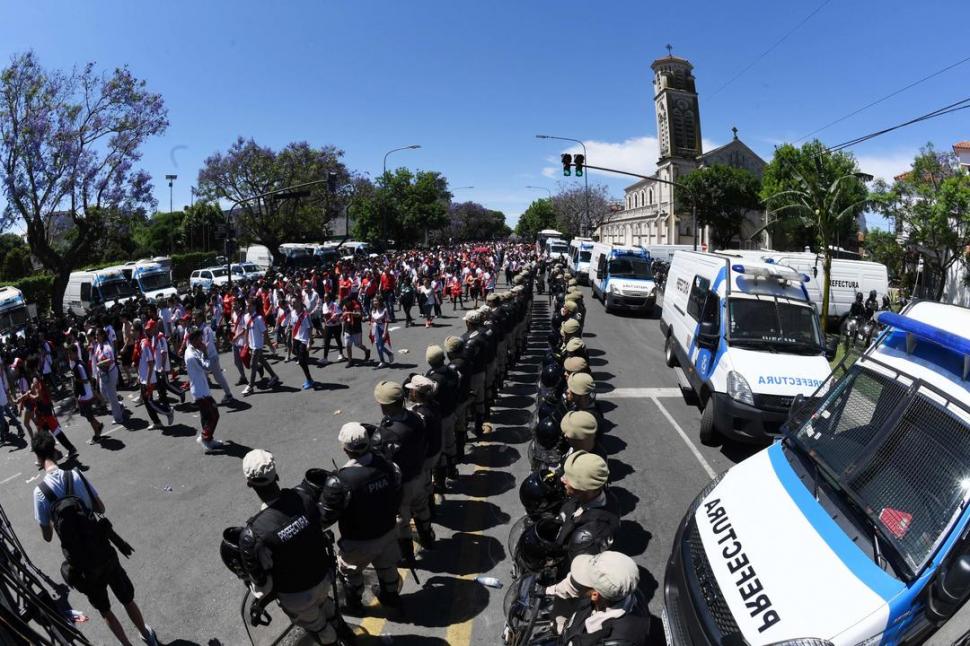 REFUERZOS. La presencia policial y los controles fueron mayores a los del sábado.  telam