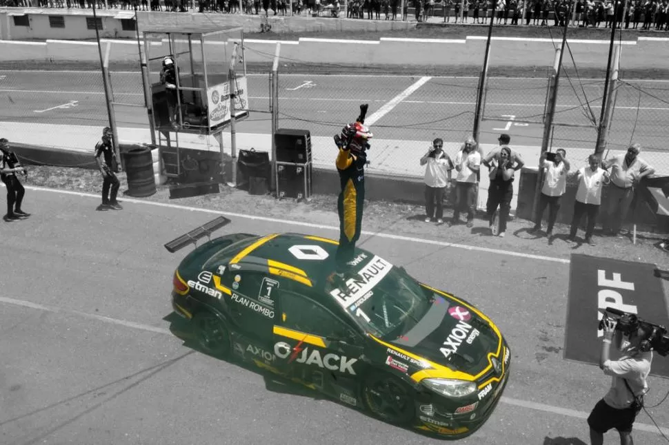 FESTEJO. El “Flaco” Ardusso, subido al Renault Fluence, da rienda suelta a su alegría en la calle de boxes del “Cabalén”. Foto Prensa STC2000