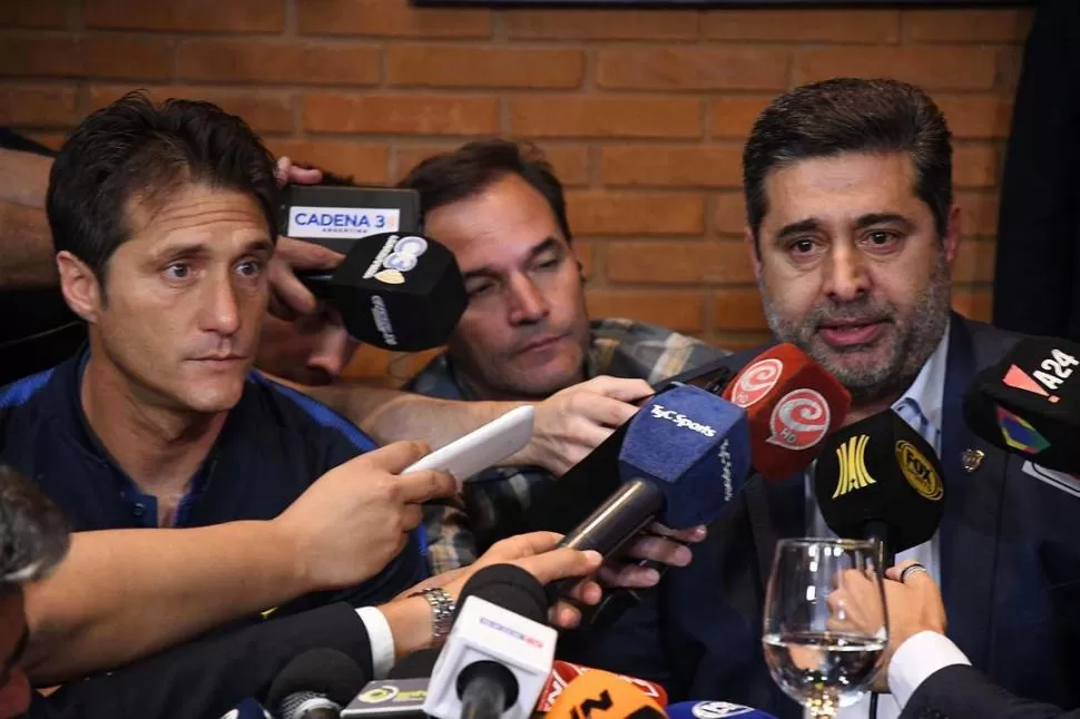 CONFERENCIA. Guillermo Barros Schelotto y Daniel Angelici hablaron con los medios pasado el mediodía, contando la postura del club. El presidente de Boca viajará a Paraguay junto a D’Onofrio y Domínguez. telam