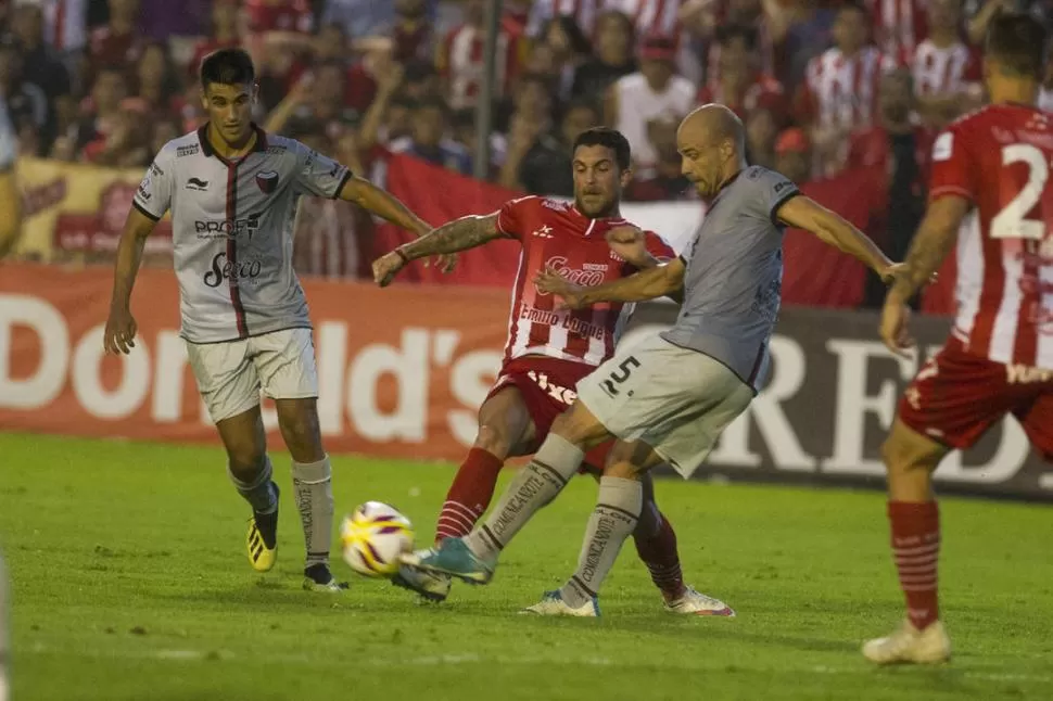 LUCHA. Arregui aportó su cuota de marca firme en el mediocampo local. la gaceta / FOTO DE JORGE OLMOS SGROSSO