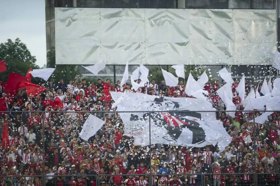 POR LOS PUNTOS. Los hinchas del “Santo” esperan ansiosos el encuentro ante Atlético. Se tratará del primer cruce oficial desde el 6 de marzo de 2013, cuando el “Decano” lo eliminó por la Copa Argentina. la gaceta / FOTO DE JORGE OLMOS SGROSSO