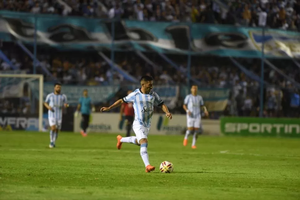 UN MOTORCITO. Acosta, clave en el mediocampo de Atlético, jugando por el medio o como volante por derecha, es uno de los que puede lastimar a San Martín. la gaceta /  foto de diego aráoz