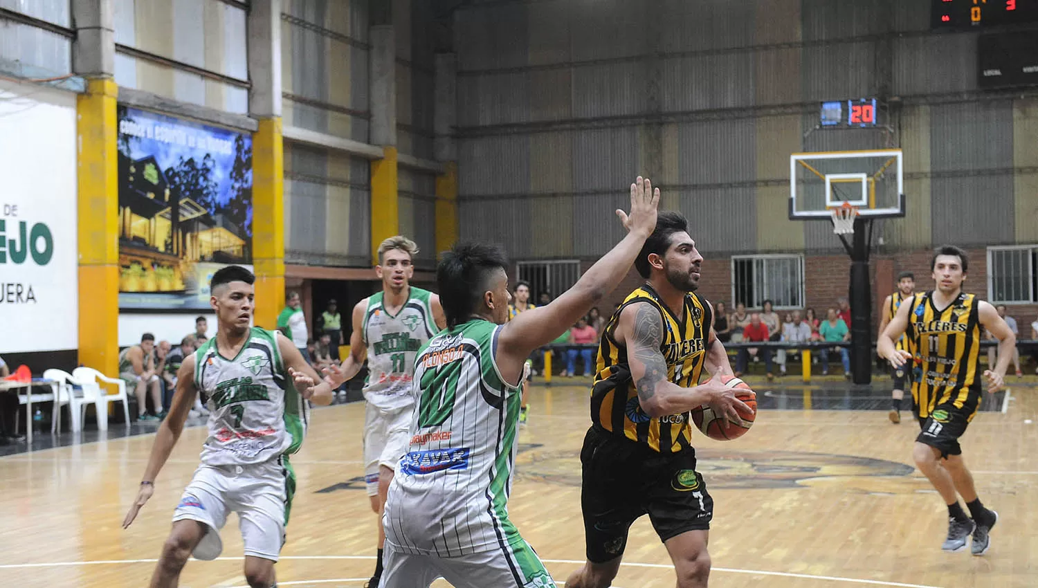 Jerónimo Solórzano (Talleres) pasa la pelota ante la marca de Axel Méndez (Nicolás Avellaneda). (FOTO DE LA GACETA/HÉCTOR PERALTA)