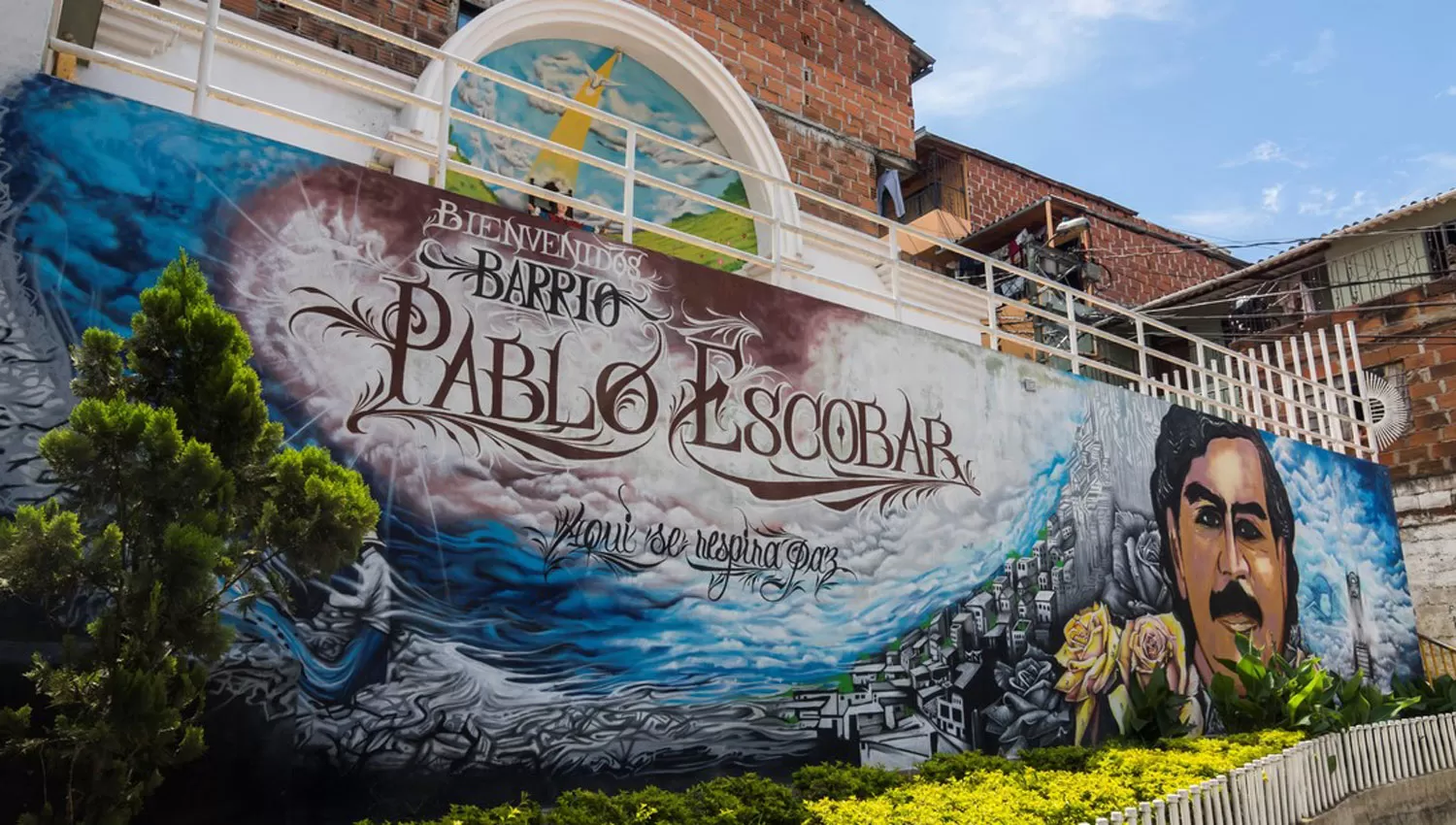 RECUERDO. Con un mural, los habitantes del barrio Pablo Escobar, de Medellín, recuerdan al capo narco más grande de ese país. 