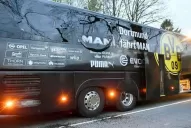 Mientras aquí se desligan de responsabilidades, en Alemania condenaron a un hombre que atacó el micro de un equipo