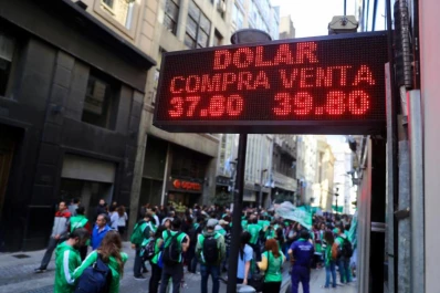 El dólar se recalentó y cerró casi en $ 40, tras subir $ 1,50