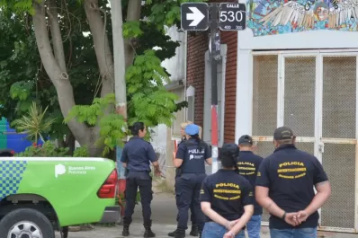 Un hombre se atrincheró en su casa, tras matar a su hijastro de 10 años y balear a su mujer