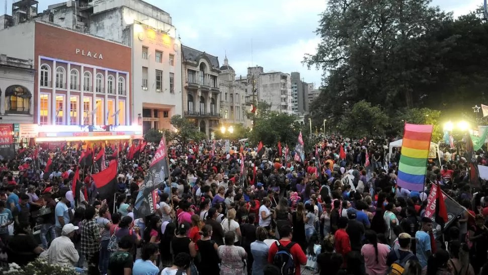 PANCARTAS Y BANDERAS. Los organizadores destacaron la participación de numerosas organizaciones sociales y políticas en la movilización de ayer. la gaceta / fotos de hector peralta