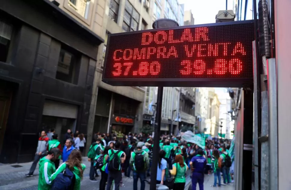 INQUIETUD. Los operadores siguieron con cautela la evolución del mercado de cambio en la jornada de ayer. Reuters (archivo)