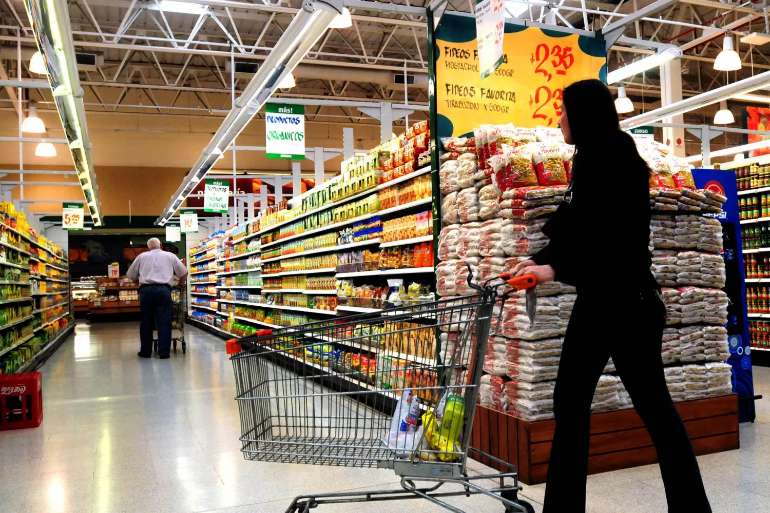 Estaciones de servicio, supermercados y farmacias podrán operar como bancos