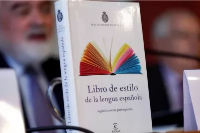 La RAE le puso un freno al lenguaje inclusivo e incorporó palabras como Guasap, yutubero y tqm