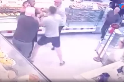 Video: entró a robar a una panadería y los clientes lo redujeron a golpes