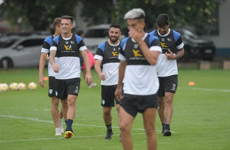 CON ALEGRÍA SE TRABAJA MEJOR. Los “Decanos” se entrenaron durante casi dos horas y media ayer en el complejo de Ojo de Agua. Hubo sesión táctica de fútbol. Abero y San Román fueron titulares. la gaceta / foto de franco vera 