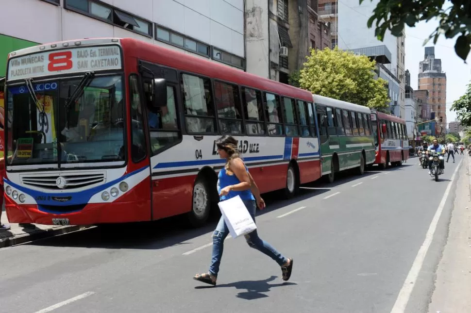 INCERTIDUMBRE. En la calle, los pasajeros rechazaron la posibilidad de llevar la tarifa a $ 40; este año ya aumentó un 64%: pasó de $ 9,35 hasta $ 15,50. la gaceta / foto de josé nuno