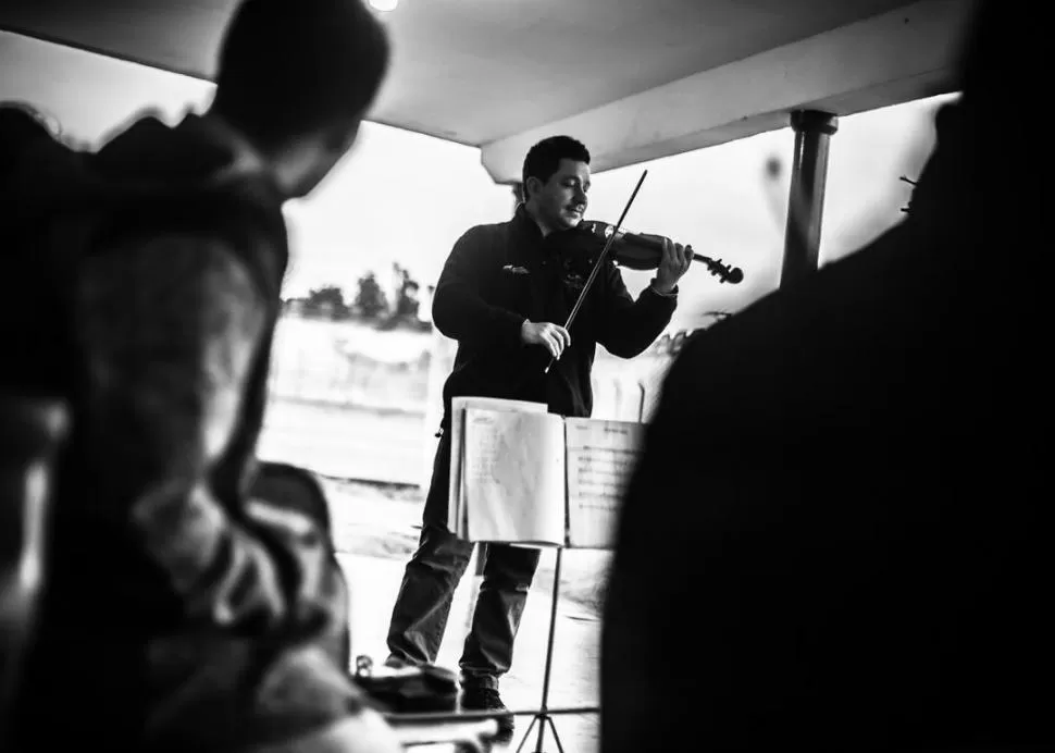 ENSAYO. Una quincena de reclusos aprendió a tocar el violín y a interpretar temas clásicos en Los Urquizeños.  Prensa Ente Cultural.- 