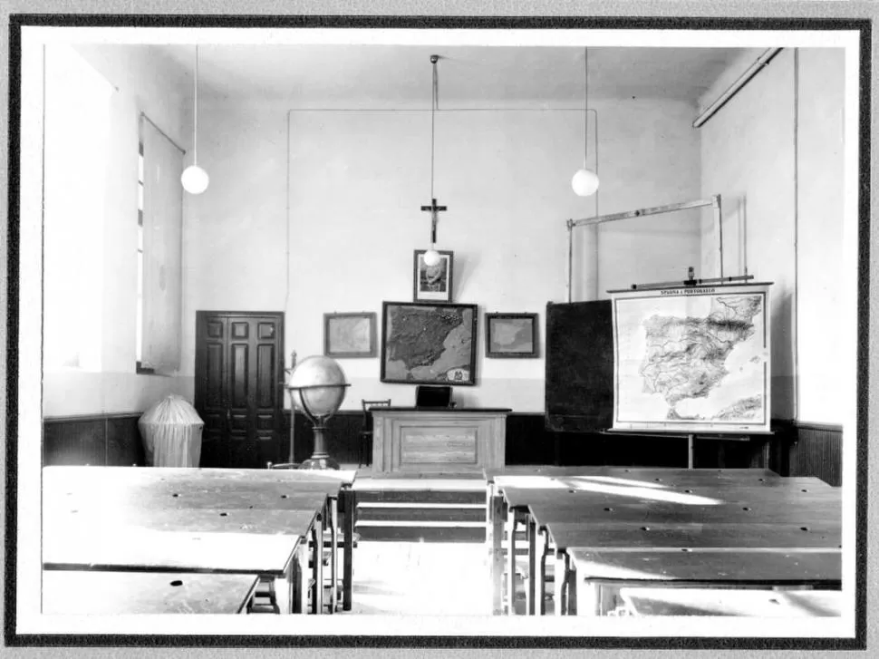 UN AULA EN LOS AÑOS 30. El ámbito donde se desarrolla la acción luminosa del maestro. 