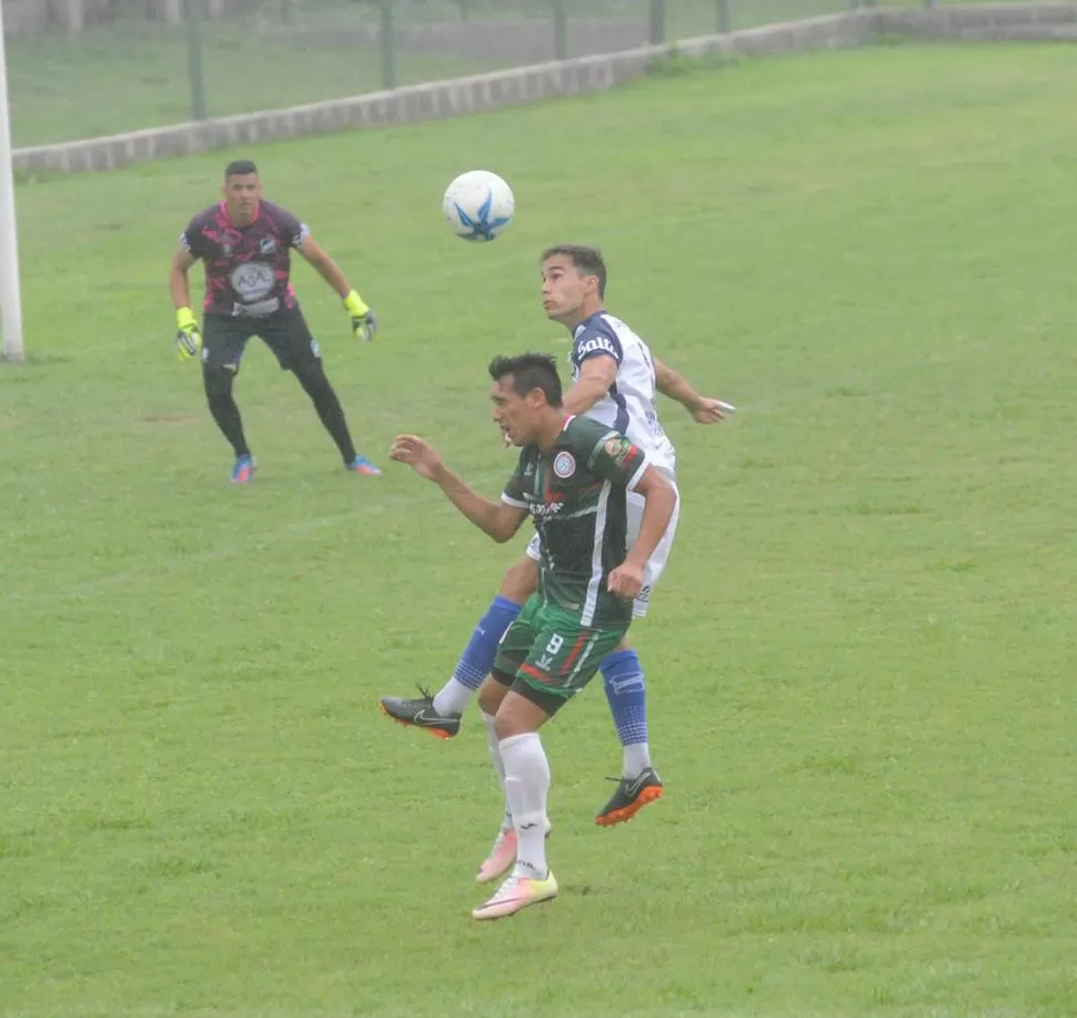 CON TODO. Leandro Cogna le gana en lo alto a Claudio Vega y despeja en el área. la gaceta / foto de héctor peralta