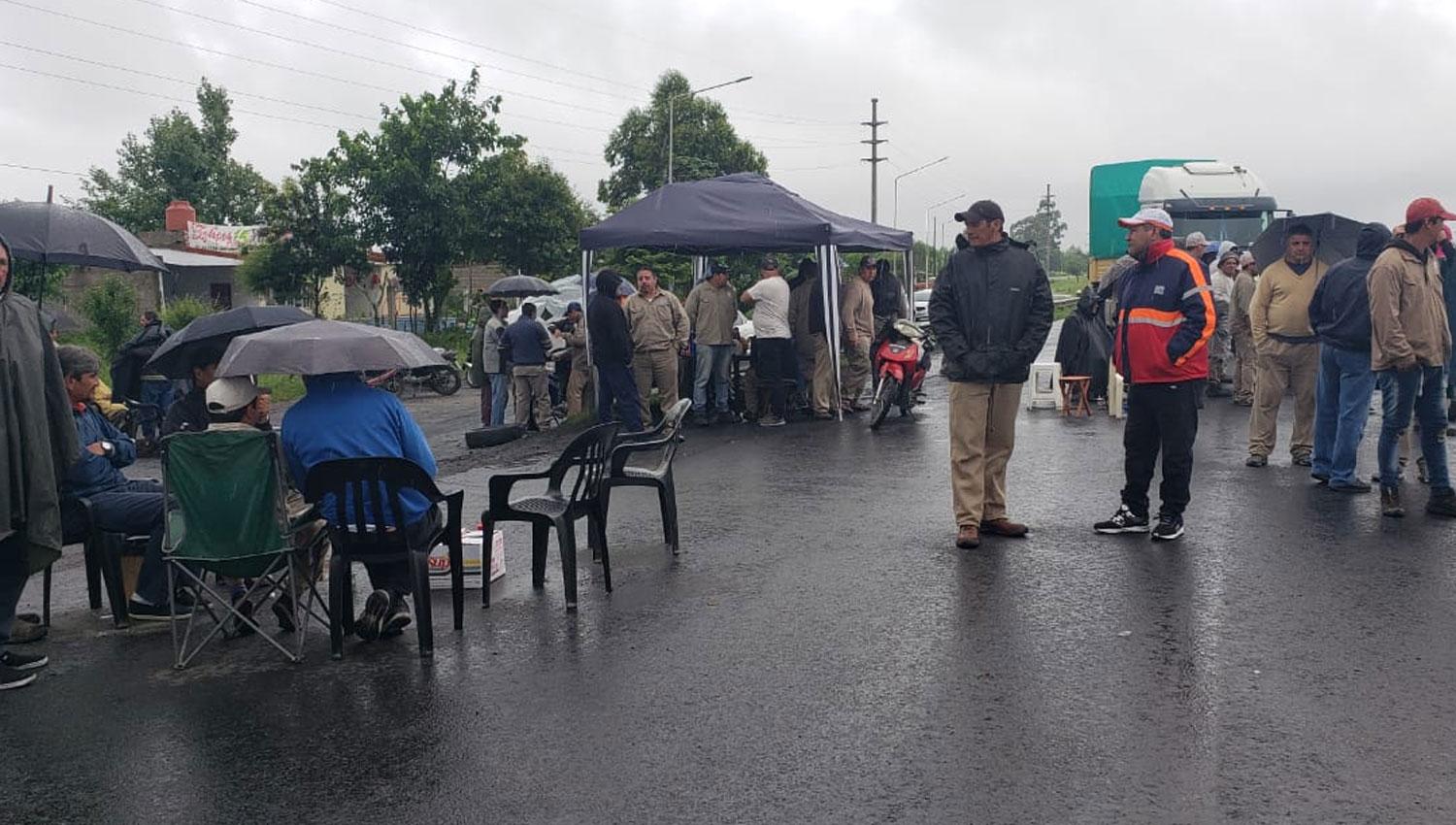 Trabajadores de los ingenios Santa Rosa y La Corona vuelven a cortar la ruta 38