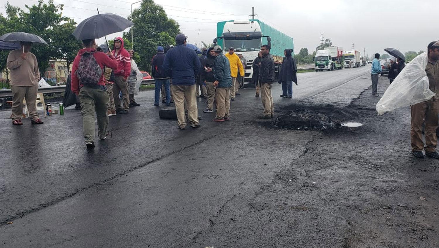 Trabajadores de los ingenios Santa Rosa y La Corona vuelven a cortar la ruta 38