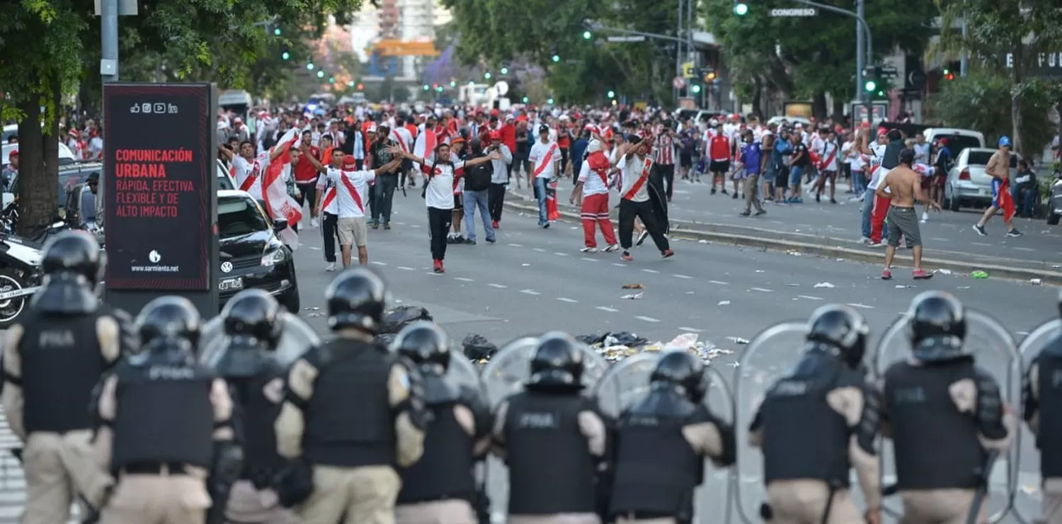 DÍA DE FURIA. La Superfinal se suspendió en Buenos Aires por las agresiones de los hinchas de River.